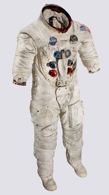 Neil Armstrong’s pressure suit, is the highlight of the Smithsonian’s collection of more than 200 examples of apparel designed for use in space. Cool Jobs, Space Clothing, Apollo Spacecraft, Suit Drawing, Apollo Space Program, Astronaut Suit, Space Suits, Feminism Art, Future Space