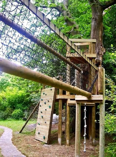 Jungle Gym Tree House, Kids Jungle Gym Outdoor, Homemade Jungle Gym, Backyard Adventure Playground, Diy Backyard Jungle Gym, Tree House Garden, Cool Treehouse Ideas, Outside Jungle Gym, Adventure Playground Ideas