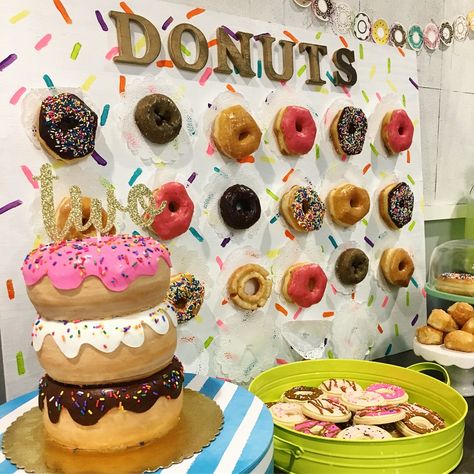 Donut party theme Donut Pun, Donut Wall Wedding, Donut Party Supplies, Donut Birthday Cake, Donut Theme Party, Sprinkles Birthday Party, Doughnut Party, Donut Party Favors, Easy Party Favor