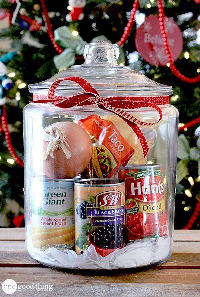 Christmas Gifts In A Jar, Gifts In A Jar, Soup In A Jar, Diy Jar, Kpop Ideas, Gift Jar, Christmas Gift Basket Ideas, Diy Gift Baskets, Traditional Colonial