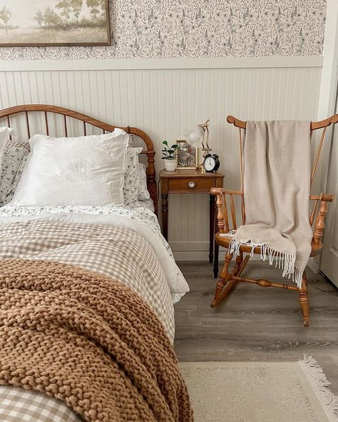 Quilt At End Of Bed, Vintage King Bed, Outskirts House, Cottage Bedding Ideas, Farmhouse Master Bed, Vintage Guest Room, Cottage Core Bed, Cottagecore Bed, Room Decor Ideas Cozy