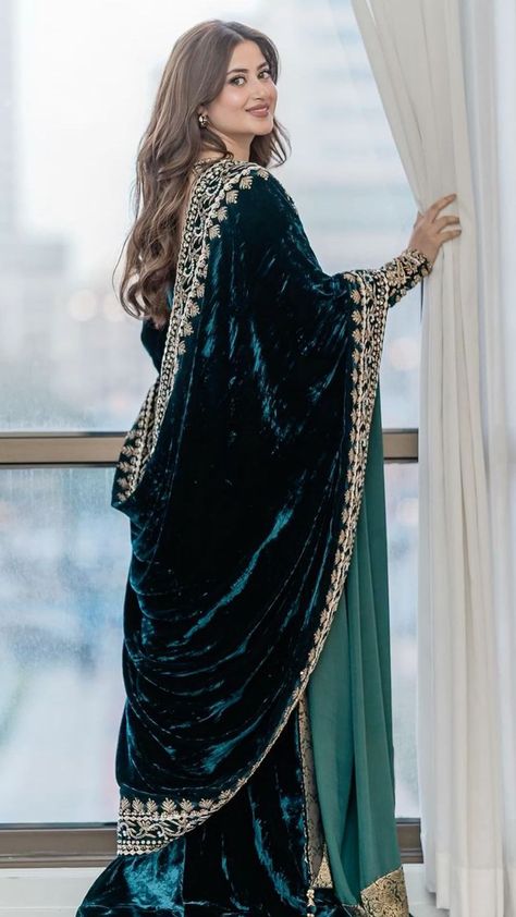 Indian Dress Up, Girls Designer Dresses, Velvet Dress Designs, Wedding Party Outfits, Pakistani Wedding Outfits, Pakistani Fancy Dresses, Pakistani Fashion Party Wear, Beautiful Pakistani Dresses