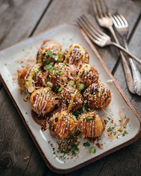 Cheeseburger Takoyaki – adamliaw.com Japanese Food Takoyaki, Gourmet Japanese Food, Fancy Japanese Food, Takoyaki Photography, Japanese Takoyaki, Japanese Tapas, Japanese Octopus, Japanese Food Photography, Cheese Pickles