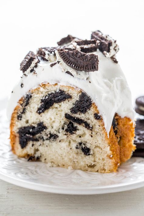 Cookies and Cream Bundt Cake - Extremely EASY white cake that's LOADED with Oreos, decadent vanilla frosting, and sprinkled with MORE Oreos!! A partytime favorite!! Cookies And Cream Bundt Cake, Easy White Cake, Bundt Recipes, Easy Bundt Cake, Vegetarian Cookies, Cookies And Cream Cake, Types Of Desserts, Cream Photos, Food Coma