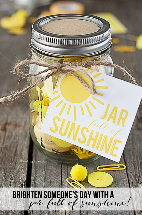 Love this idea! Brighten up someones day with a jar full of sunshine (i.e. all kinds of random yellow items). Encouragement Ideas, Magic Jar, Sunshine Box, Sunshine Aesthetic, 365 Jar, Sunshine Crafts, Melted Beads, Quote Jar, Mason Jar Gift