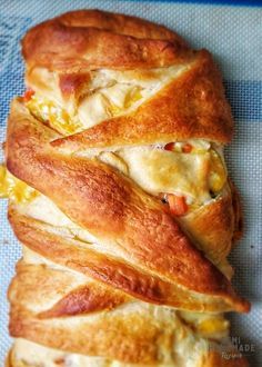 This Chicken Pot Pie Crescent Braid is a super easy dinner recipe that combines crescent rolls, chicken and vegetables! Chicken Pot Pie Crescent Braid Recipe, Chicken Pot Pie Braid Crescent Rolls, Chicken Pot Pie Braid, Chicken Pot Pie Crescent Braid, Homemade Chicken Pot Pie With Crescent Rolls, Crescent Roll Braid Recipes, Crescent Braid Recipes, Cressant Recipes, Chicken Pot Pie With Crescent Rolls