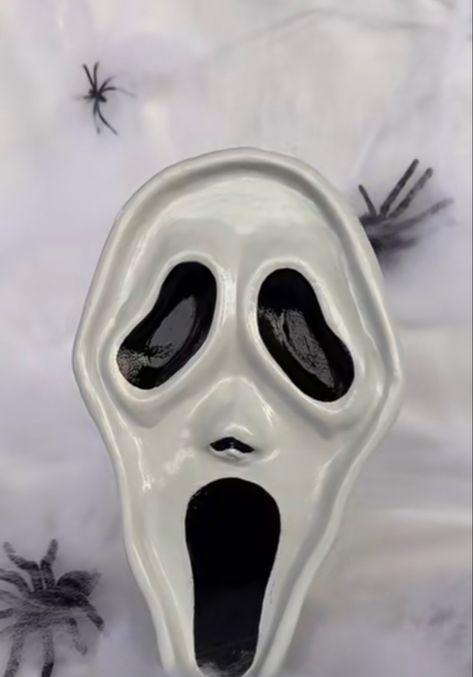 Ghost Face Clay Tray, Ghost Face Ceramic, Halloween Ashtray Clay, Creepy Air Dry Clay Ideas, Goth Clay Ideas, Ghost Ashtray, Clay Project Ideas, Dark Crafts, Easy Clay Sculptures