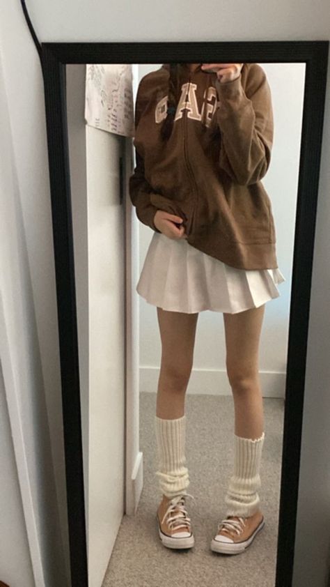 Leg Gap Outfits, Black Hoodie And Skirt Outfit, Skirt Outfits Leg Warmers, Leg Warmers On Converse, Beige Leg Warmers Outfit, Cute Leg Warmers Outfit, Autumn Outfits Leg Warmers, White Skirt Outfits Winter, Outfits For Leg Warmers