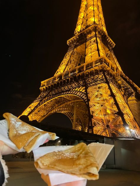 Crepes Aesthetic, Paris Crepes, Paris France Night, France Night, Nutella Crepes, Trip Aesthetic, Eiffel Tower At Night, Parisian Life, Paris At Night