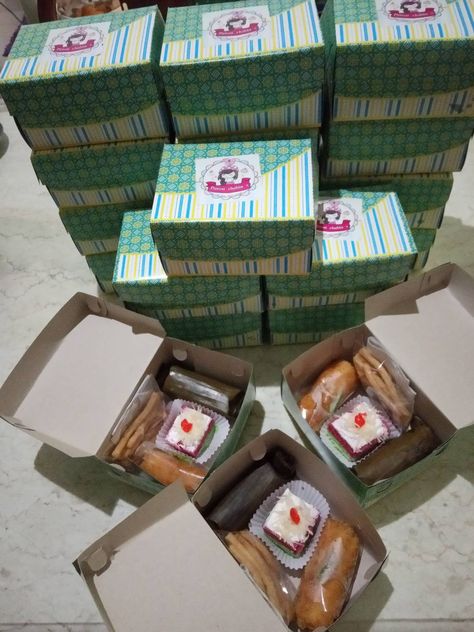 Menerima pesenan snack box&nasi kotak Pemesanan Area Semarang Hubungi kami Pawon chabin's WA: 0878-2513-6901 Nasi Box Catering, Cake Snack, Ayam Bakar, Catering Company, Today Pictures, Catering Companies, Snack Box, Snack Cake, Itachi Uchiha