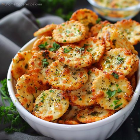 Easy Garlic Bread Ritz Bits Recipe - My Home Made Recipe Garlic Parmesan Ritz Crackers, Party Ritz Crackers, Garlic Bread Ritz Bites, Garlic Ritz Cracker Recipes, Garlic Ritz Crackers, Ritz Cracker Dips Easy Recipes, Garlic Parmesan Crackers, Ritz Pizza Crackers, Garlic Ritz Bits