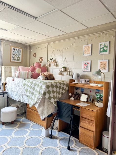 Dorm Room Designs Two People, Homemade Dorm Decor, Dorm Room Decor Inspiration, Dorm Room Ideas Triple, 3 Person Dorm Room Ideas, Double Dorm Room Ideas Layout, Things Needed For College Dorm Room, Mint Green Dorm Room Ideas, 2 Person Dorm Room Ideas