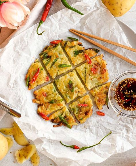 Crispy Korean Potato Pancakes (Gamja-jeon) — Easy Recipes Gamja Jeon, Potato Hashbrown, Korean Potato Pancake, Cranachan Recipe, Potato Pancake Recipe, Korean Potatoes, Potato Pancakes Recipe, Potatoe Pancake Recipe, Potato Pancake