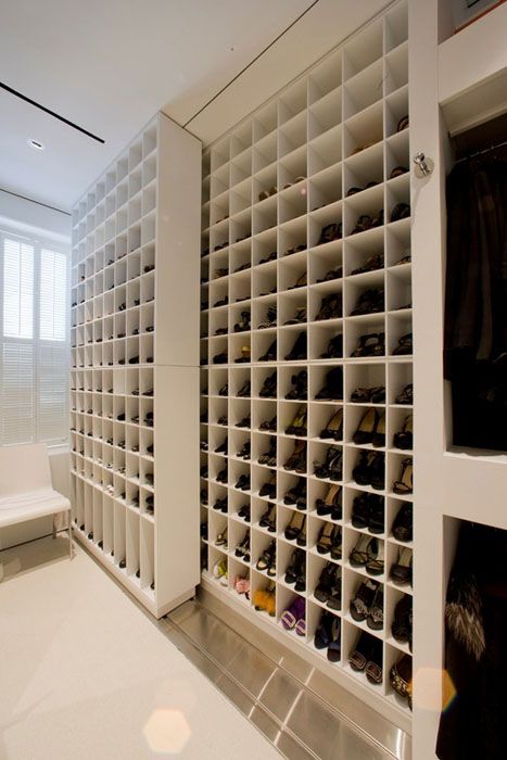 Beautiful walk in closet designs like this are every shoe-lover’s dream come true. It takes advantage of high-tech  motion hardware, enabling you to efficiently maximize space. There are two rows/layers of shoe shelves, the smaller of which has top and bottom sliding runners, which you can use to move it side by side to access other shoes. The rest of the closet also has modern styling, with open hanging racks painted in plain white. Ideas De Closets, A Walk In Closet, Contemporary Closet, Closet Shoe Storage, Walk In Closet Design, Shoe Rack Closet, Living Room Designs Small Spaces, Shoe Shelves, Shelving Design