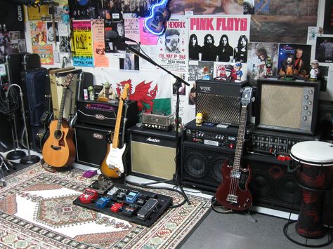 My old music room at my old house Music Room Design, Guitar Studio, Band Practice, Band Room, Home Music Rooms, Rehearsal Room, Guitar Room, Music Studio Room, Music Room Decor