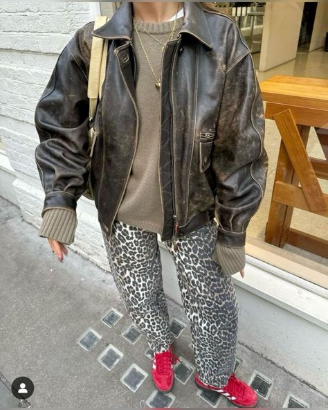 Jeans Outfit Stockholm, Stockholm Style School, Print Jeans Outfit, Leopard Jeans Outfit, Looks Adidas, Look Zara, Leopard Jeans, Leopard Print Jeans, Animal Print Pants