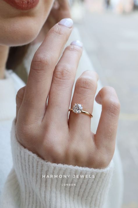 Minimalist Engagement Ring Circle, Simplistic Gold Wedding Rings, Engagement Ring Single Stone, Circular Engagement Rings Gold, Solitaire Gold Ring, Round Gold Solitaire Engagement Ring, Classy Engagement Ring Round, 1 Karat Ring Engagement, Gold Band Engagement Rings Simple