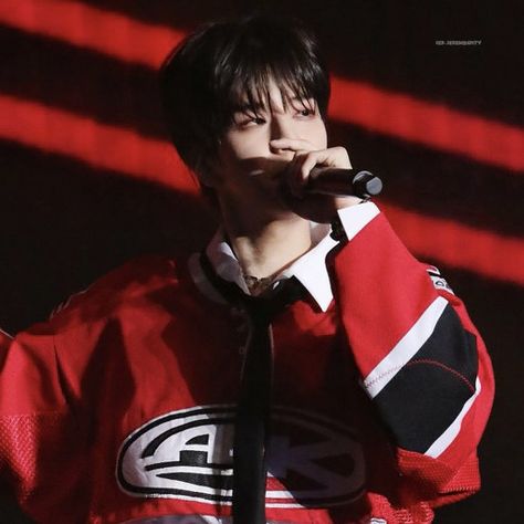 Red Skz Icon, Seungmin Red Aesthetic, Red Seungmin, Skz Red Aesthetic, Red Hyunjin, Red Lights Skz, Seungmin Pics, Red Lights, Hot Kpop