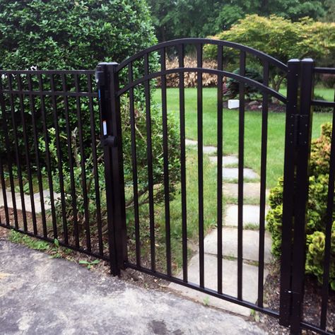 Black Steel Fence Front Yard, Black Fence Gate Door, Metal Fencing Ideas Steel, Black Wrought Iron Fence Front Yard, Short Iron Fence, Wrought Iron Fences Front Yard, Steel Garden Gate, Black Aluminum Fence Gates, Iron Fencing Ideas Front Yards