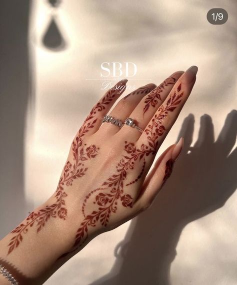 Simple Classy Mehendi Designs, Sbd Designs Henna, Red Henna Designs On Dark Skin, Mehndi Designs Asethic Simple, Henna Aesthetic Simple, Delicate Mehndi Designs, Minimilistic Mehndi, Indian Henna Designs, Short Mehndi Design