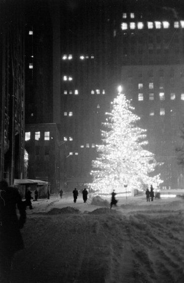 Wall Breaker, Rockefeller Center Christmas Tree, Rockefeller Center Christmas, Vintage Christmas Photos, I Love Snow, Rare Images, Holiday Icon, Retro Pop, Black Christmas