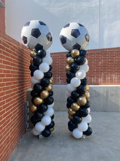 Soccer Team Birthday Party, Soccer Theme Birthday Party Decorations Centerpiece Ideas, Soccer Balloon Decorations, Soccer Balloon Arch, Soccer Balloon Garland, Soccer Banquet Decorations, Soccer Backdrop, Soccer Birthday Theme, Soccer Centerpieces