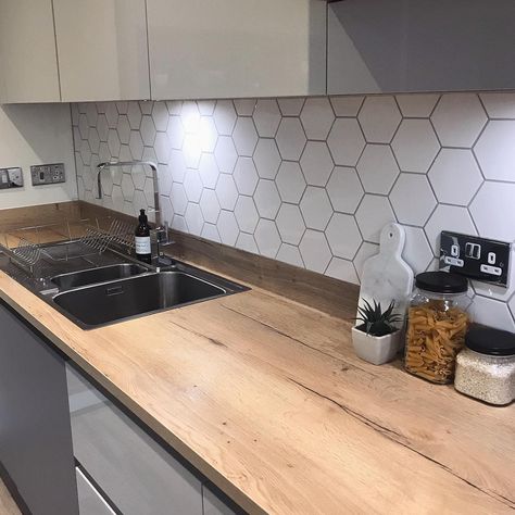 Brown Kitchen Tiles, Hexagon Tile Backsplash Kitchen, Hexagon Tile Kitchen, Kitchen Tile Backsplash Ideas, Best Kitchen Backsplash, Eichler Kitchen, Tile Backsplash Ideas, Tiles Kitchen Backsplash, Rustic Kitchen Backsplash