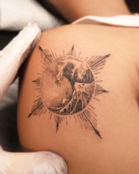 Sun Rays Tattoo, Sun Tattoo Ideas, Tattoo Sonne, Minimal Tattoo Designs, Art Deco Tattoo, Wave Tattoo Design, Ray Tattoo, Sun Tattoo Designs, Wave Tattoo