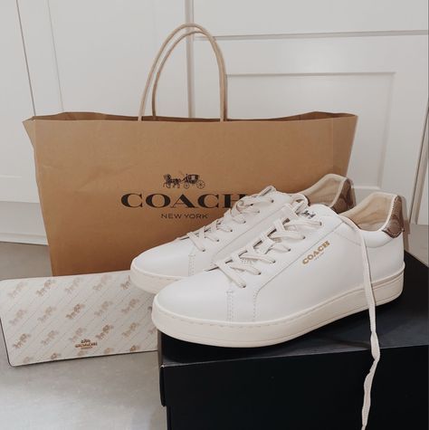 Coach Sneakers Outfit, Coach Shoes Outfit, Tenis Coach, Designer Sneakers Women, Coach Sneakers, Coach New York, Coach Shoes, Classy Casual, Girly Shoes