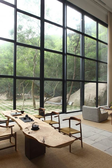 Returning Hut Room With Large Windows, Earthship, Design Exterior, Design Del Prodotto, Natural Home Decor, Cool Ideas, Decor Minimalist, Decor Rustic, Large Windows