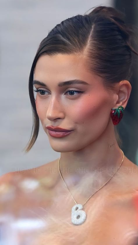 Our necklace reflects the style and sophistication of Hailey Bieber in every detail. Designed with the finest materials, our unique gold necklace allows you to confidently embrace the latest fashion trends. With its attractive appearance and sparkling details, it will capture all attention and give you a unique look. Discover the style reminiscent of Hailey Bieber's necklace and step out with sophisticated elegance from the everyday routine!   https://amzn.to/4cG0HHU Long Earrings Hairstyle, Hailey Bieber Hairstyle, Hailey Bieber Updo, Hailey Bieber Wedding Hair, Hailey Hairstyles, Close Hairstyles, Hailey Bieber Hairstyles, Bubble Letter Necklace, Bieber Hailey