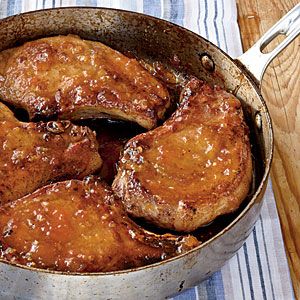 pork chops with apricot-ginger glaze. Imma use blackberry preserves. Apricot Pork, Cooking Boneless Pork Chops, Roast Pork Chops, Easy Pork Chops, Glazed Pork Chops, Pork Glaze, Boneless Pork Chops, Easy Pork, Glaze Recipe