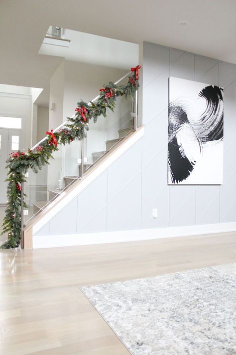 Glass Stairs Christmas Decor, Glass Staircase Christmas Decor, Stairs Christmas Decorations, Stairs Remodeling, Stairway Decor, Ideas Decoracion Navidad, Remodeling Hacks, Farmhouse Stairs, Christmas Stairs Decorations