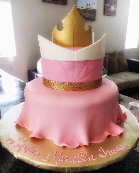 Beauty Cake Ideas, Sleeping Beauty Cake Ideas, Happy Birthday Sophia, Aurora Cake, Sleeping Beauty Birthday Party, Beauty Party Ideas, Sleeping Beauty Cake, Sleeping Beauty Party, King Cake Baby