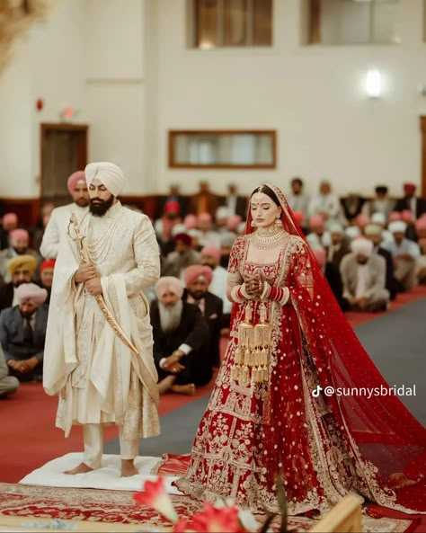 Baraat Outfit, Sikh Wedding Dress, Sikh Groom, Bride Dress Inspiration, Punjab Wedding, Red Indian Wedding, Wedding Dress Lehenga, Red Wedding Lehenga, Dupatta Styling