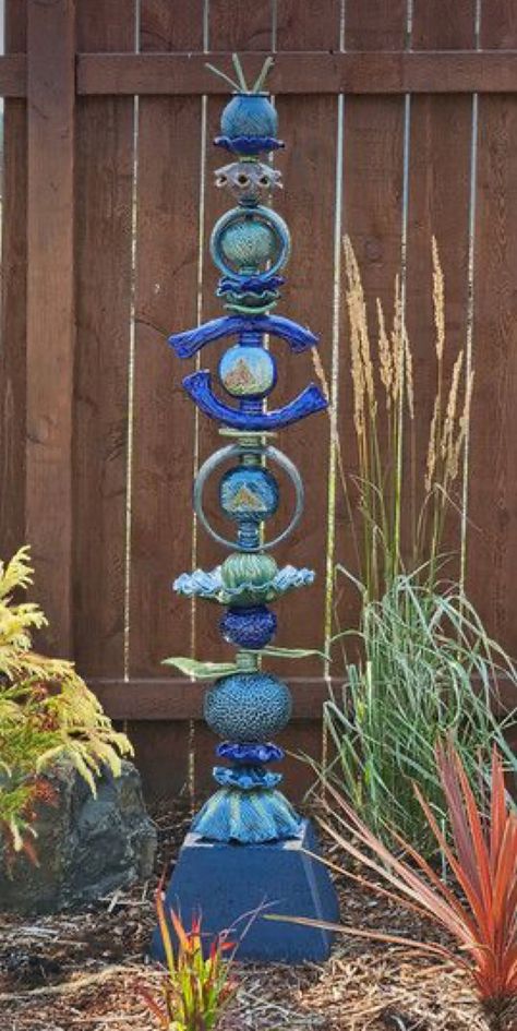 Pottery Garden Totems Yard Art, Garden Pottery Sculpture Ideas, Diy Garden Totems How To Make, Pottery Totems, Clay Totems, Pottery Totem, Clay Totem, Ceramic Totems, Ceramic Totem