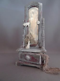 Haunted Doll House Ideas, Haunted Dollhouse Interior, Dollhouse Repaint, Diy Haunted Dollhouse Ideas, Spooky Diorama, Horror Diorama, Haunted Dollhouse Diy Ideas, Haunted Mirror, Haunted Miniatures