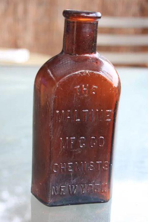 How to Find the Value of Old Antique Cork-Top Bottles - HobbyLark Vintage Bottles Antiques, Old Glass Bottles, Bottle Picture, Antique Glass Bottles, Dollhouse Projects, Antique Bottle, Vintage Jars, Miniature Bottles, Antique Car