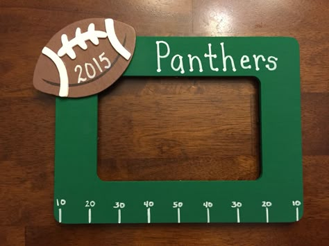 Football team picture frame Senior Football Door Decorations, Gifts For Football Team, Diy Football Pictures, Youth Football Banquet Ideas, Football Coach Gift Ideas Diy, Football Frames Ideas, First Date Gifts For Him, Flag Football Team Gifts, Football Banquet Gifts For Players