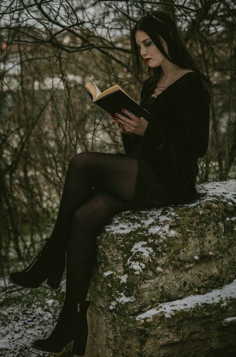 Outdoor Witch Photoshoot, Goth Senior Photos, Witch Photoshoot Ideas, Witchy Shoot, Dark Academia Pictures, Cottage Core Photoshoot, Winter Senior Pictures, Witch Photos, Gothic Photography