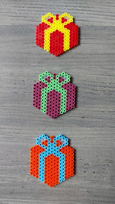 Peeler Bead Ideas Christmas, Pyssla Christmas Ideas, Christmas Beads Patterns, Hama Beads Christmas Pattern, Hama Christmas Pattern, Christmas Melty Beads, Perleplader Ideas Diy, Christmas Hama Beads Pattern, Christmas Fuse Beads