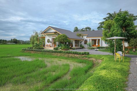 Farmhouse Philippines, Minimal Houses, Japan House Design, Nha Cap 4, Colonial House Exteriors, Farm Estate, Family Cottage, Loft House Design, Mud House