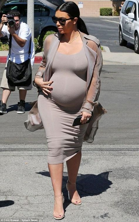 Kim Kardashian Heels, Kardashian Pregnant, Kim Kardashian Pregnant, Estilo Kardashian, Pregnant Model, Preggo Fashion, Pretty Pregnant, Kim K Style, Maternity Chic