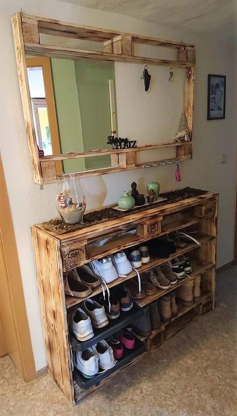 Diy Stairs Makeover, Mudroom Remodel, Palette Furniture, Barn Wood Crafts, Pallet Ideas Easy, Wooden Pallet Furniture, Rustic Home Design, Cute Bedroom Decor, Pallet Furniture Outdoor