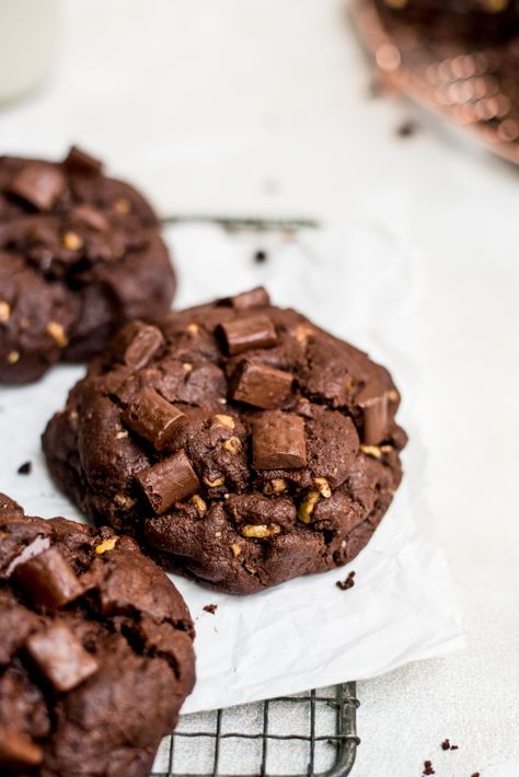 Cookie Photography, Double Chocolate Cookies Recipe, Chocolate Marshmallow Cookies, Chocolate Chip Shortbread Cookies, Salted Caramel Mocha, Vegan Granola, Levain Bakery, Toffee Cookies, Double Chocolate Chip Cookies