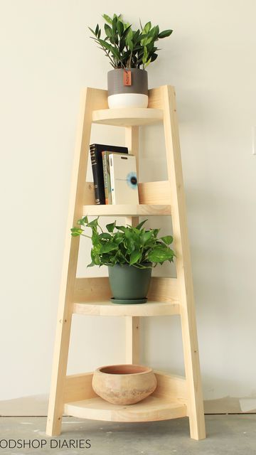 Diy Small Corner Shelf, Simple Wood Crafts Diy, Diy Small Table Easy, Stand Wood Design, Carpinteria Madera Ideas, Small Wood Craft Ideas, Easy Wooden Projects, Corner Shelf Diy, Diy Wood Shelf