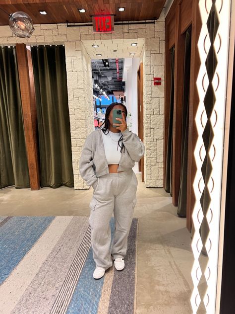 Aritzia Matching Sweat Set, Aritzia Mega Cargo Sweats, Aritzia Grey Sweatpants, Aritzia Cargo Sweats Outfit, Aritzia Sweatsuit Outfit, Bootcut Sweatpants Outfit, Sweatpants Cargo Outfit, Grey Cargo Sweatpants Outfit, Aritzia Cargo Sweatpants