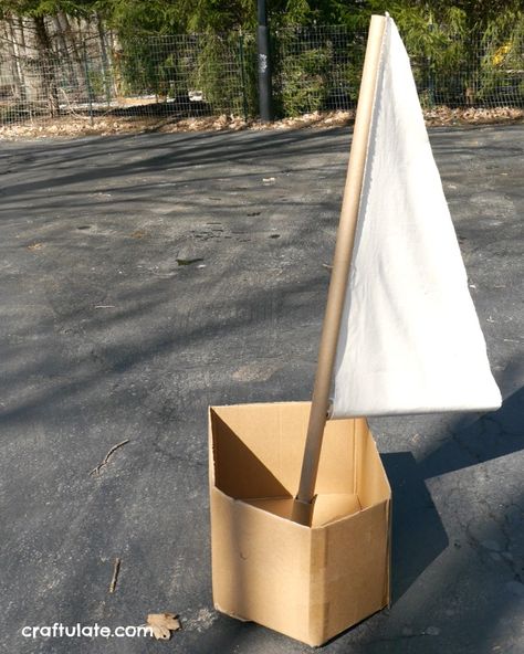 Cardboard Box Boat - a fun upcycling craft to make for the kids! Cardboard Sailboat Diy, Cardboard Box Boat, Cardboard Box Boats, Cardboard Boxes Kids, Moana Boat, Viking Birthday, Christmas Cardboard, Preschool Construction, Cardboard Box Car