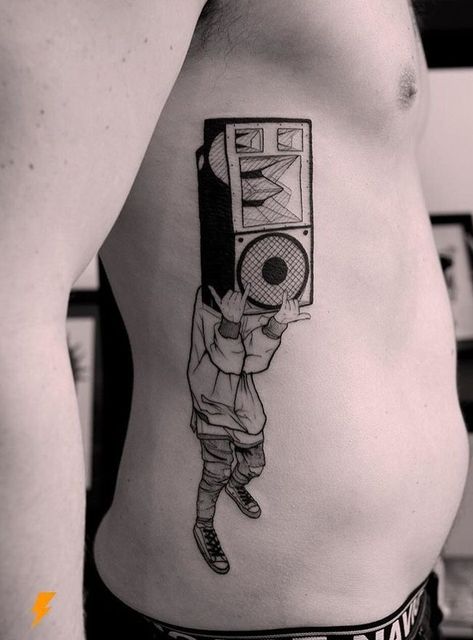 Speaker Tattoo Design, Sound System Tattoo, Hiphop Tattoo Old School, Hiphop Tattoo Ideas, Hip Hop Tattoo Ideas, Techno Tattoo Ideas, Speaker Tattoo, Techno Tattoo, Hiphop Tattoo