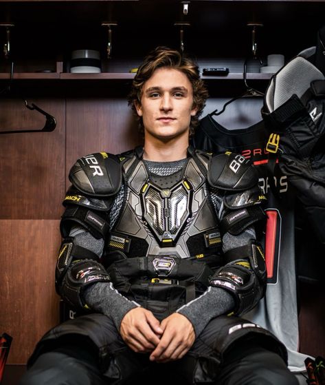 Pro Hockey Players, Trevor Zegras, Boys Hockey, Hockey Gear, Hot Hockey Players, Hockey Girl, Baseball Guys, Nhl Players, New Jersey Devils